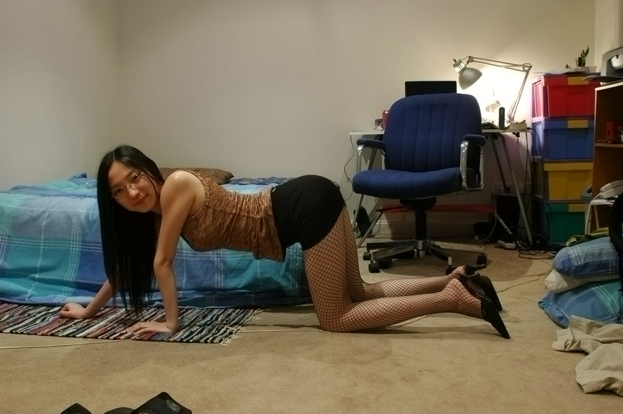 凌乱房间里，性感的长发美女 [10P]